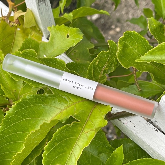 GIVE THEM LALA Beauty Matte & Moisture 2 in 1 Lip Duo Wand In Birthday Suit - Picture 6 of 10